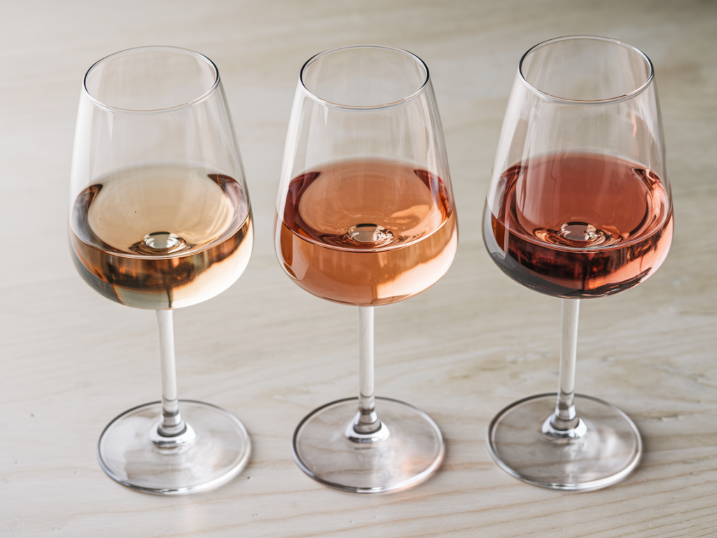 Diferença entre vinho rosé suave, seco e demi-sec representada em três taças