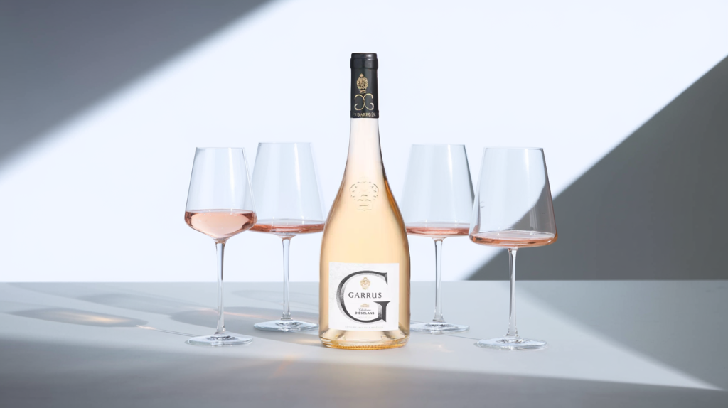 Garrafa de Château d’Esclans Garrus, vinho rosé mais caro do mundo, em ambiente sofisticado