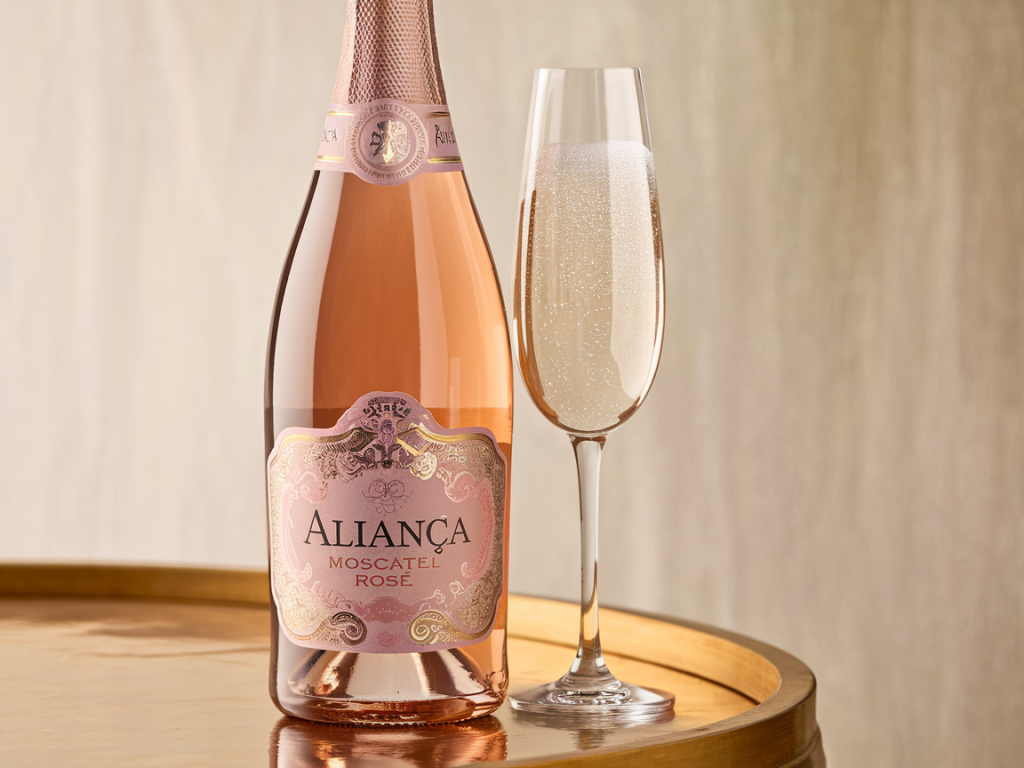 Garrafa do espumante gaucho melhor do mundo Aliança Moscatel Rosé em fundo elegante