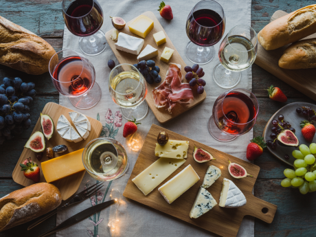 Mesa posta com diferentes harmonizações gastronômicas mostrando o que combina com vinho