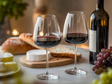 Duas taças de vinho tinto em uma mesa de jantar aconchegante, ilustrando o tema vinho engorda com equilíbrio e prazer.