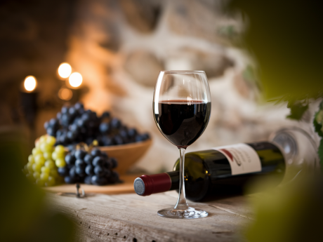 Taça de vinho seco sobre mesa rústica, representando os benefícios do vinho seco para saúde e paladar refinado.