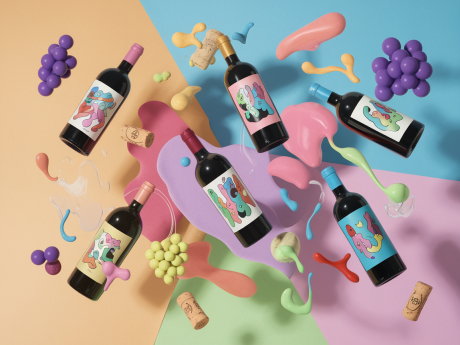 Composição artística com garrafas de vinhos baratos flutuando em fundo pastel, com rótulos coloridos e elementos gráficos modernos.